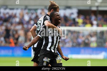 Charleroi's Djamel Bakar and Charleroi's Damien Marcq celebrate after scoring during the Jupiler Pro League match between RSC Anderlecht and Sporting Charleroi, in Anderlecht, Brussels, Sunday 28 August 2016, on the sixth day of the Belgian soccer championship. BELGA PHOTO VIRGINIE LEFOUR Stock Photo