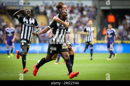 Charleroi's Djamel Bakar and Charleroi's Damien Marcq celebrate after scoring during the Jupiler Pro League match between RSC Anderlecht and Sporting Charleroi, in Anderlecht, Brussels, Sunday 28 August 2016, on the sixth day of the Belgian soccer championship. BELGA PHOTO VIRGINIE LEFOUR Stock Photo