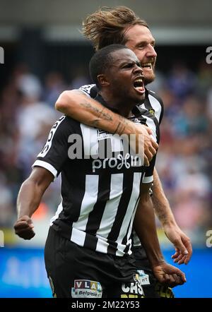 Charleroi's Djamel Bakar and Charleroi's Damien Marcq celebrate after scoring during the Jupiler Pro League match between RSC Anderlecht and Sporting Charleroi, in Anderlecht, Brussels, Sunday 28 August 2016, on the sixth day of the Belgian soccer championship. BELGA PHOTO VIRGINIE LEFOUR Stock Photo