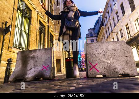 Illustration shows concrete blocks in the Rue Charles Buls - Karel Buls straat one of the small street which arrives on Brussels famous Grand-Place - Groote Markt, in marge of at 'winter wonders' (Plaisirs dhiver - Winterpret) Christmas market, in Brussels city center, Tuesday 20 December 2016. The sixthteen edition of the Christmas market and animations are open from November 25 to January 01, 2017. Yesterday a truck crashed into a Christmas market in Berlin, making twelve dead and almost 50 injured. BELGA PHOTO HATIM KAGHAT Stock Photo