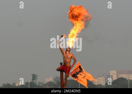 Kolkata, West Bengal, India. 13th Dec, 2022. Indian army soldiers performing mallakhamb during a full dress rehearsal ahead of the celebration ''Vijay Diwas'', a ceremony to celebrate the liberation of Bangladesh by the Indian Armed Forces on December 16 in 1971, in Kolkata. (Credit Image: © Sudipta Das/Pacific Press via ZUMA Press Wire) Stock Photo