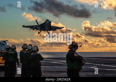 San Diego, United States. 07 December, 2022. U.S. Navy F/A-18F Super Hornet fighter aircraft, with the Black Aces of Strike Fighter Squadron 41 approaches for landing at sunset on the flight deck of the Nimitz-class aircraft carrier USS Abraham Lincoln, December 7, 2022 in San Diego, California.  Credit: MCS Julia Brockman/Planetpix/Alamy Live News Stock Photo