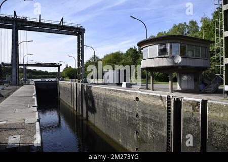 Illustration picture shows the location where a body was found in a suitcase at the Viesville lock on the Bruxelles-Charleroi canal, on Wednesday 17 May 2017, in Pont-a-Celles. BELGA PHOTO ERIC LALMAND Stock Photo