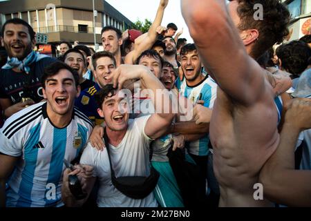 Buenos Aires, Argentina. 13th Dec, 2022. Soccer, World Cup, Argentina - Croatia, final round, semi-final, Argentine soccer fans celebrate the victory of their team. Credit: Florencia Martin/dpa/Alamy Live News Stock Photo