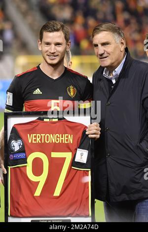 Belgium's captain Jan Vertonghen and Jan Ceulemans pictured as Ceulemans hands over the shirt of the number of selection, 97 for Vertonghen, new Belgian record, 97, ahead of a soccer game between Belgian national team Red Devils and Cyprus, in Brussels, Tuesday 10 October 2017, game 9 in Group H of the qualifications for the 2018 World Cup. BELGA PHOTO DIRK WAEM Stock Photo