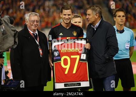 KBVB-URBSFA Belgium soccer union Chairman Gerard Linard and Belgium's captain Jan Vertonghen and Jan Ceulemans pictured as Ceulemans hands over the shirt of the number of selection, 97 for Vertonghen, new Belgian record, 97, ahead of a soccer game between Belgian national team Red Devils and Cyprus, in Brussels, Tuesday 10 October 2017, game 9 in Group H of the qualifications for the 2018 World Cup. BELGA PHOTO BRUNO FAHY Stock Photo