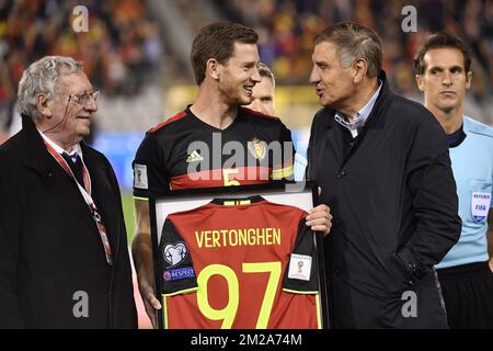 KBVB-URBSFA Belgium soccer union Chairman Gerard Linard and Belgium's captain Jan Vertonghen and Jan Ceulemans pictured as Ceulemans hands over the shirt of the number of selection, 97 for Vertonghen, new Belgian record, 97, ahead of a soccer game between Belgian national team Red Devils and Cyprus, in Brussels, Tuesday 10 October 2017, game 9 in Group H of the qualifications for the 2018 World Cup. BELGA PHOTO DIRK WAEM Stock Photo