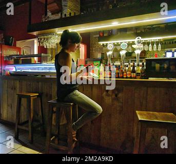 Young women on the bar | Jeune femme au bar 13/10/2017 Stock Photo - Alamy