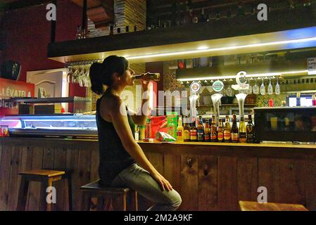 Young women on the bar | Jeune femme au bar 13/10/2017 Stock Photo - Alamy