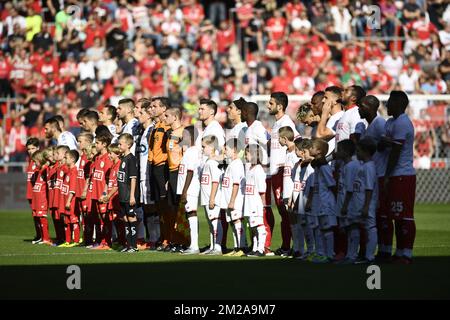 Kortrijk's players and Standard's players pictured before the start of the Jupiler Pro League match between Standard de Liege and KV Kortrijk, in Liege, Sunday 15 October 2017, on the tenth day of the Jupiler Pro League, the Belgian soccer championship season 2017-2018. BELGA PHOTO YORICK JANSENS Stock Photo
