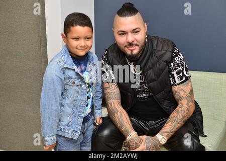 MIRAMAR, FL - DECEMBER 10: El Chacal backstage talking to a young fans during Navidad Para Todos concert at Miramar Regional Park  Amphitheater on December 10, 2022 in Miramar, Florida. (Photo by JL/Sipa USA) Stock Photo