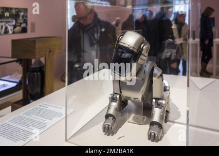 AIBO ERS-110, electronic pet made by Sony simulates dog behaviour | AIBO ERS-110, chien robot de compagnie développé et commercialisé par Sony 26/11/2017 Stock Photo