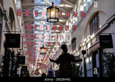Queen Elizabeth II Platinum Jubilee: Union Jack flags across Central Avenue of Covent Garden Market, London, England Stock Photo
