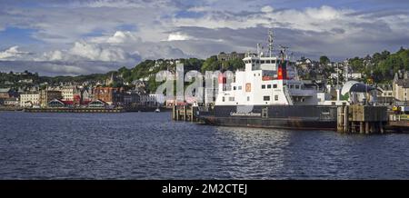MV Coruisk ferry boat from Caledonian MacBrayne docked in the Oban port, Argyll and Bute, Scotland, UK | Ferry-boat MV Coruisk de Caledonian MacBrayne dans le port de la ville Oban, Argyll and Bute, Ecosse, Royaume-Uni 05/06/2017 Stock Photo