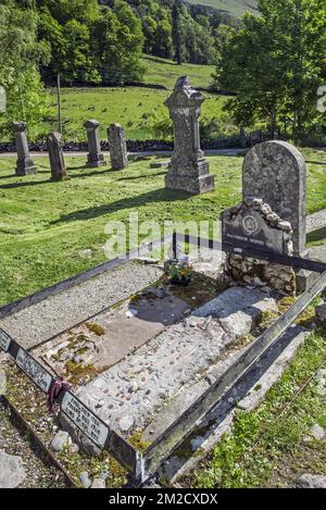 Coins on the graves of Rob Roy MacGregor, his wife Mary and his two sons Coll and Robin at the Balquhidder kirkyard, Stirling, Scotland, UK | Cimetière de Balquhidder ou se trouve la tombe de l' écossais Rob Roy, Stirling, Ecosse, Royaume-Uni 07/06/2017 Stock Photo