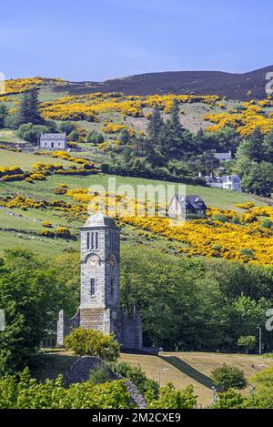 Great War Memorial and Clock Tower at Helmsdale, Sutherland, Scottish Highlands, Scotland | Great War Memorial et le tour Clock Tower à Helmsdale, Sutherland, Ecosse, Royaume-Uni 26/05/2017 Stock Photo