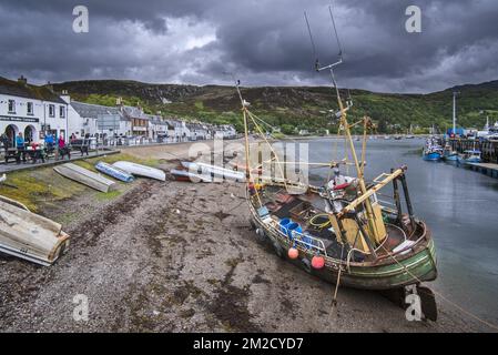 White houses, hotels and pubs in the main street of Ullapool, fishing village in Ross-shire, Scottish Highlands, Scotland, UK | Le village Ullapool dans le Ross-shire, Ecosse, Royaume-Uni 30/05/2017 Stock Photo