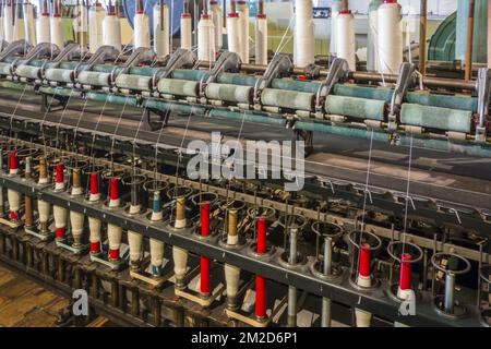 Spindles on ring spinning frame, machine for spinning fibres to make yarn in cotton mill / spinning-mill | Métier continu à filer dans filature cotonnière 11/02/2018 Stock Photo