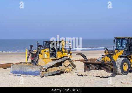 Bulldozers used for sand replenishment / beach nourishment to make wider beach to reduce storm damage to coastal structures along the Belgian coast | Bulldozers pour sable de reconstitution par Dredging International / DEME sur la plage d'Ostende pour réduire les dommages créés par des tempêtes, Belgique 22/02/2018 Stock Photo