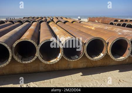 Pipeline tubes for sand replenishment / beach nourishment to make wider beaches to reduce storm damage to coastal structures | Tuyaux de pipeline pour sable de reconstitution sur la plage d'Ostende pour réduire les dommages créés par des tempêtes, Belgique 22/02/2018 Stock Photo