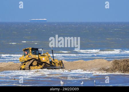 Bulldozer from Dredging and Marine Works Jan De Nul used for sand replenishment / beach nourishment to make wider beaches to reduce storm damage at Ostend, Belgium | Bulldozer pour sable de reconstitution par Dredging and Marine Works Jan De Nul sur la plage d'Ostende pour réduire les dommages créés par des tempêtes, Belgique 22/02/2018 Stock Photo