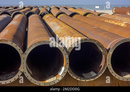 Pipeline tubes for sand replenishment / beach nourishment to make wider beaches to reduce storm damage to coastal structures | Tuyaux de pipeline pour sable de reconstitution sur la plage d'Ostende pour réduire les dommages créés par des tempêtes, Belgique 22/02/2018 Stock Photo