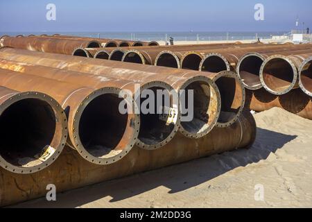 Pipeline tubes for sand replenishment / beach nourishment to make wider beaches to reduce storm damage to coastal structures | Tuyaux de pipeline pour sable de reconstitution sur la plage d'Ostende pour réduire les dommages créés par des tempêtes, Belgique 22/02/2018 Stock Photo