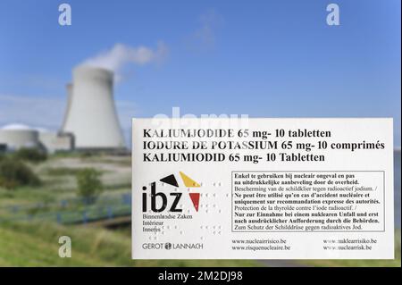 Doel nuclear power plant and iodide tablets to protect Belgian residents from radioactive fall-out in the event of an accident or leak in Belgium | Centrale nucléaire de Doel et boîte de comprimés d'iodure de potassium, plan d'urgence pour des risques nucléaires sur le territoire belge 11/08/2011 Stock Photo