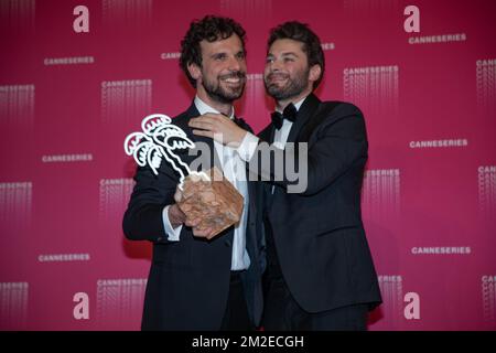 Francesco Montanari poses with the Best Performance award for the serie 'Il Cacciatore' with Stefano Lodovichi at the Canneseries Winners Photocall | Francesco Montanari pose avec le prix de la meilleure performance pour la série'Il Cacciatore' avec Stefano Lodovichi. au photocall des lauréats du Canneseries . 11/04/2018 Stock Photo