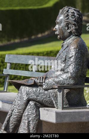 Albert Einstein statue sitting on a park bench at the seaside resort De Haan / Le Coq, West Flanders, Belgium | Statue d'Albert Einstein au Coq-sur-Mer, Belgique 18/04/2018 Stock Photo