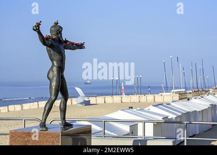 Bronze sculpture Eternity - Poseidon by artist Xu Zhen during Beaufort 2018 at De Haan / Le Coq, West Flanders, Belgium | Sculpture Eternity - Poseidon par Xu Zhen à Le Coq pendant le projet artistique Beaufort 2018 en Belgique 19/04/2018 Stock Photo