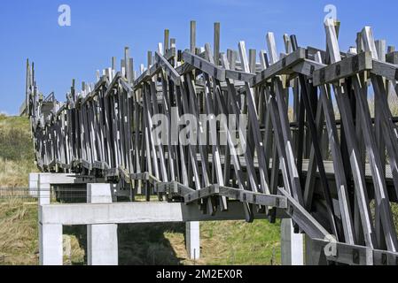 Het Wrakhout, wooden footbridge / pedestrian bridge at Wenduine, De Haan, West Flanders, Belgium | Het Wrakhout / pont du bois d'épave, passerelle pour piétons à Wenduine, Le Coq, Belgique 18/04/2018 Stock Photo