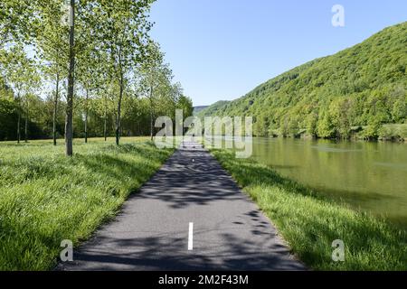 The Voie Verte along the river Meuse is a pedestrian and bike path between Givet and Charleville-Meziere La voie verte trans-ardenne entre Givet et Charleville-Meziere longe la Meuse. La voie est prevue pour permettre aux cyclistes et aux pietons d'emprunter la voie en toute securite. 05/05/2018 Stock Photo
