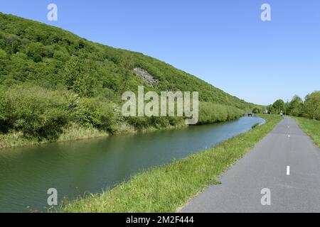 The Voie Verte along the river Meuse is a pedestrian and bike path between Givet and Charleville-Meziere La voie verte trans-ardenne entre Givet et Charleville-Meziere longe la Meuse. La voie est prevue pour permettre aux cyclistes et aux pietons d'emprunter la voie en toute securite. 05/05/2018 Stock Photo