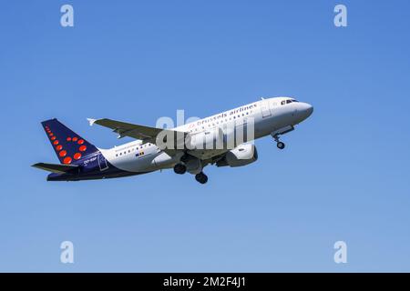 Airbus A319-111 from Brussels Airlines in flight above the Brussels-National airport, Zaventem, Belgium | Airbus A319-111 de Brussels Airlines à l'aéroport de Bruxelles-National, Zaventem, Belgique 06/05/2018 Stock Photo