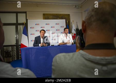 The goalkeeper and captain of the French football team Hugo Lloris and Nice of origin, received at the Nice Town Hall by Christian Estrosi Mayor of Nice and celebrated by the Nice people gathered in the street. | Le Gardien de but et capitaine de l'équipe de France de football Hugo Lloris et Niçois d'origine, reçu à la Mairie de Nice par Christian Estrosi Maire de Nice et fêté par les Niçois rassemblés dans la rue. 18/07/2018 Stock Photo