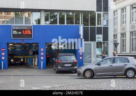 Cars still entering completely filled guarded underground car park in the city centre of Ghent, East Flanders, Belgium | Parking garage sous-terrain complet à Gand, Belgique 20/07/2018 Stock Photo