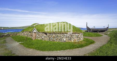 Reconstruction of Norse Viking longhouse and the Skidbladner, full size replica of Gokstad ship at Brookpoint, Unst, Shetland Islands, Scotland, UK | Reconstruction de maison longue viking et bateau Skidbladnir à Brookpoint, Unst, Shetland, Ecosse 10/06/2018 Stock Photo