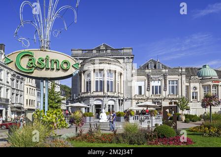 Park and sign in front of the Casino de Spa and brasserie in summer in the city Spa, Liège, Belgium | Enseigne devant le Casino de Spa et brasserie en été dans la ville de Spa, Liége, Belgique 23/08/2018 Stock Photo