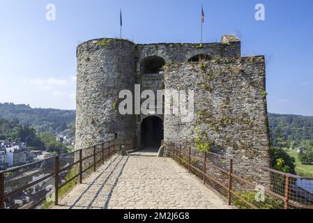 Entrance gate of the medieval Château de Bouillon Castle, Luxembourg Province, Belgian Ardennes, Belgium | Château de Bouillon, Luxembourg, Ardennes, Belgique 24/08/2018 Stock Photo