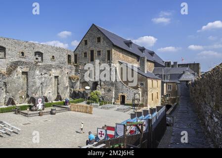 Courtyard in the medieval Château de Bouillon Castle, Luxembourg Province, Belgian Ardennes, Belgium | Château de Bouillon, Luxembourg, Ardennes, Belgique 24/08/2018 Stock Photo