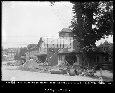 Distribution Department, Southern High Service Pipe Lines, Section 43, crossing over New York, New Haven & Hartford Railroad at Adams Street, Milton, Mass., Aug. 16, 1915 , waterworks, pipes conduits, construction sites, streetscapes Stock Photo
