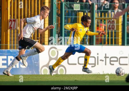 Club's Percy Tau and Anderlecht's Derrick Luckassen fight for the