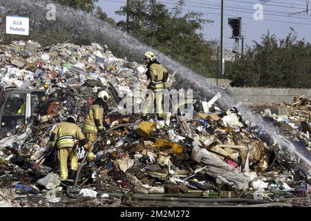 Illustration picture shows firemen in action on the scene of a fire that broke out early Sunday morning at a recycling park in Forest-Vorst, Brussels, Sunday 04 November 2018. Two seperate fires broke out the last 24 hours. Neighbours are asked to stay inside and keep windows closed. BELGA PHOTO NICOLAS MAETERLINCK  Stock Photo