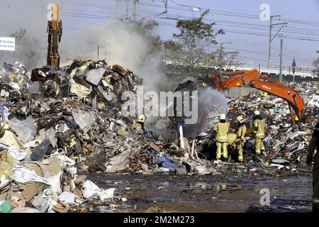 Illustration picture shows firemen in action on the scene of a fire that broke out early Sunday morning at a recycling park in Forest-Vorst, Brussels, Sunday 04 November 2018. Two seperate fires broke out the last 24 hours. Neighbours are asked to stay inside and keep windows closed. BELGA PHOTO NICOLAS MAETERLINCK  Stock Photo