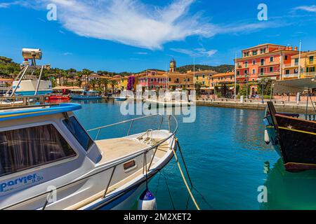 Boats anchor in the harbour of Porto Azzurro, behind them houses with pastel-coloured facades, Elba, Tuscan Archipelago, Tuscany, Italy Stock Photo