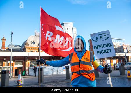 Slough, Berkshire, UK. 14th December, 2022. Rail staff from Slough Station were picketing outside Slough railway station today in the freezing cold on another day of sub zero temperatures in a dispute over pay and the planned closure of ticket offices. GWR trains and Elizabeth Line trains were running to and from London but the station was much quieter than normal as many people decided to work from home. Credit: Maureen McLean/Alamy Live News Stock Photo