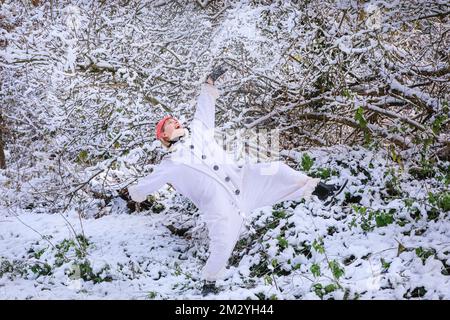 Lewisham London, UK. 14th Dec, 2022. Canadian clown and acrobat Ariella (Ari) Lauzon poses in snowy Beckenham Place Park. The Wing Scuffle Spectacular showcases the brightest young talent of the London circus scene, welcoming audiences to the world of acrobatics. The Revel Puck Circus will perform The Wing Scuffle Spectacular at Beckenham Place Park from 15th Dec-8th Jan 23 in celebration of Lewisham London Borough of Culture for 2022. Credit: Imageplotter/Alamy Live News Stock Photo