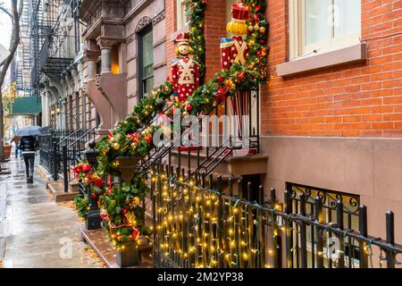 Christmas decorations on a brownstone in the Greenwich Village neighborhood of New York on Sunday, December 11, 2022.  (© Richard B. Levine) Stock Photo