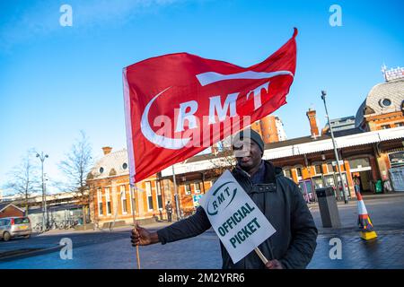 Slough, Berkshire, UK. 14th December, 2022. Rail staff from Slough Station were picketing outside Slough railway station today in the freezing cold on another day of sub zero temperatures in a dispute over pay and the planned closure of ticket offices. GWR trains and Elizabeth Line trains were running to and from London but the station was much quieter than normal as many people decided to work from home. Credit: Maureen McLean/Alamy Live News Stock Photo